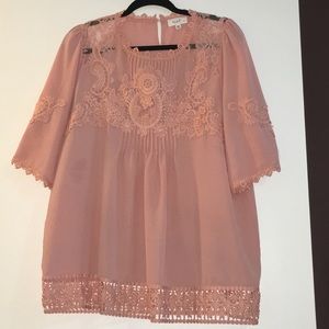🥂NWOT Peach top w/lace & keyhole closure in back.